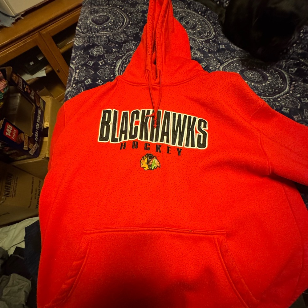 XL Men’s Red Chicago Blackhawks Hoodie.